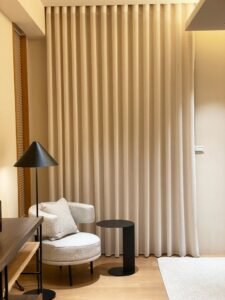 ديكور ستائر 2026 | تصميمات مودرن وكلاسيك تناسب جميع الغرف 5 ديكور ستائر مودرن للمنازل العصرية