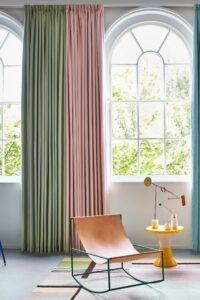 ديكور ستائر 2026 | تصميمات مودرن وكلاسيك تناسب جميع الغرف 9 أفكار ديكور ستائر للصالون