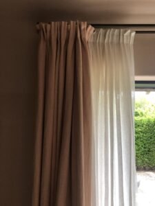 أفضل ستائر طرقه 2026 | تصميمات مودرن وكلاسيك تناسب جميع المنازل 11 ستائر طرقه قصيرة للحلول العملية