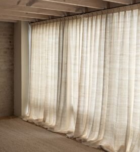 أفضل ستائر كتان مودرن 2026 | أناقة طبيعية بتصميمات عصرية فخمة 5 ستائر كتان حديثة بتصميمات بسيطة وأنيقة