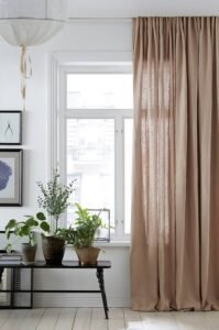 أفضل ستائر كتان مودرن 2026 | أناقة طبيعية بتصميمات عصرية فخمة 6 ستائر كتان سادة وتأثيرها على المساحات الداخلية