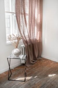 أفضل ستائر كتان مودرن 2026 | أناقة طبيعية بتصميمات عصرية فخمة 9 ستائر كتان للريسبشن ولمسة الفخامة الهادئة