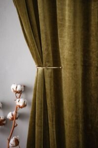 أفضل ستائر للطرقة 2026 | مودرن وكلاسيك لجميع الممرات والمداخل 9 ستائر للطرقة قصيرة للمساحات الصغيرة