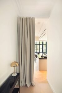 ستائر ممر طويل لإحساس بالامتداد