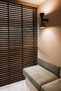 أفضل ستائر مودرن بلتكانات خشب مفرغ 2026 | ديكور خشبي فاخر وعصري 6 فوائد استخدام ستائر خشب مفرغ في الصالون