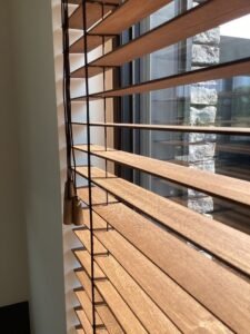 أفضل ستائر مودرن بلتكانات خشب مفرغ 2026 | ديكور خشبي فاخر وعصري 14 ديكور ستائر خشب وعصرية التصميم