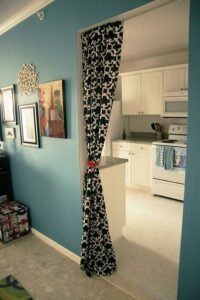 اشكال ستائر باب المطبخ مودرن وعملية 2026 12 ستائر باب مطبخ قصيرة عملية وسهلة الاستخدام